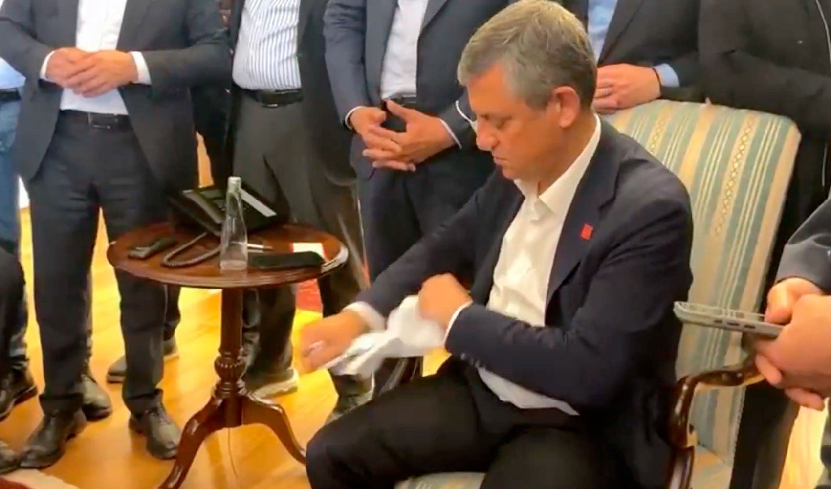 Özgür Özel tahliye tebligatını böyle yırttı