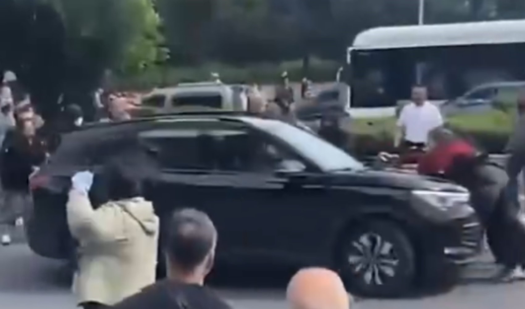 CHP yürüyüşünde otomobil kalabalığa daldı, bir kadın yaralandı