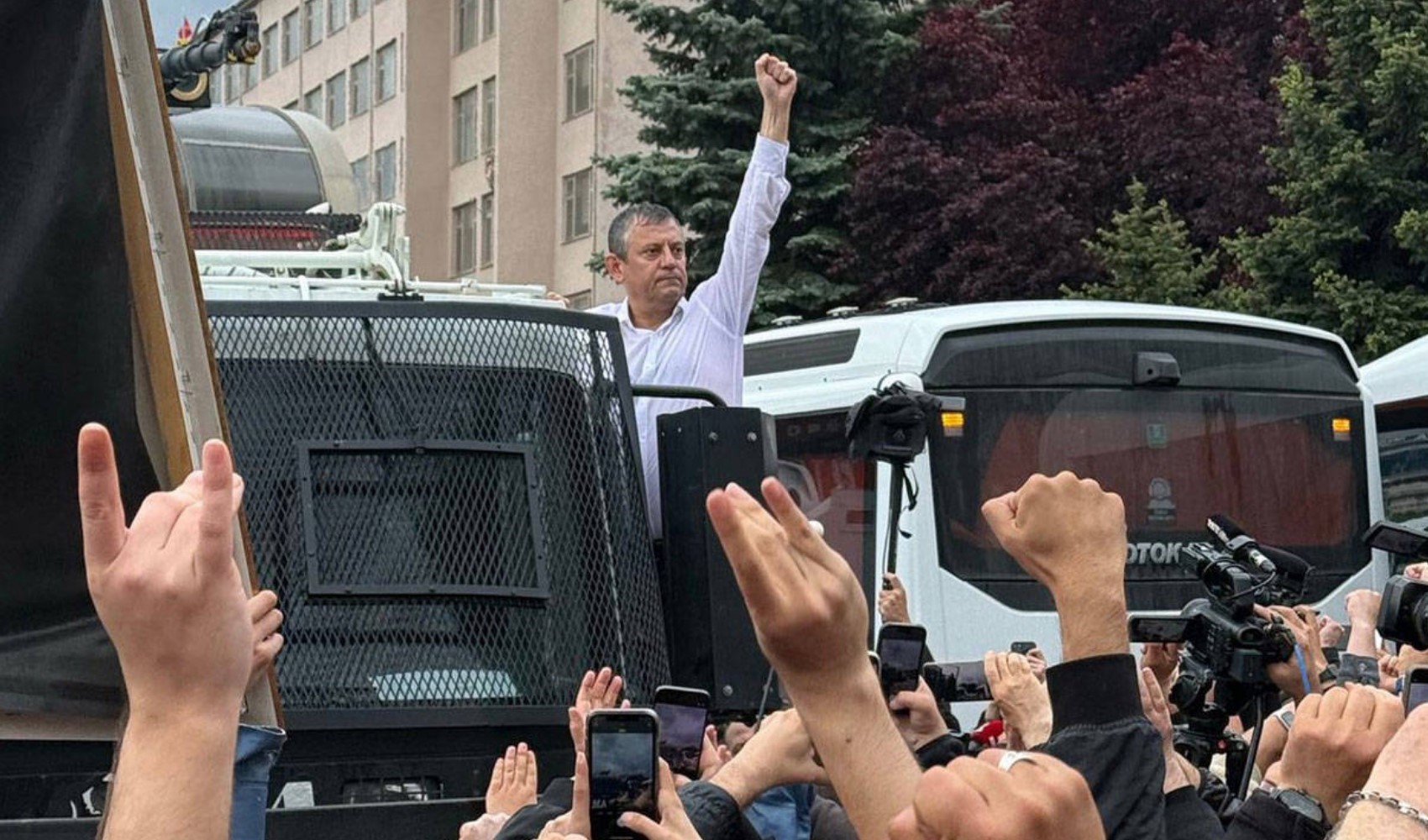 Özgür Özel TOMA'ya çıkıp halkı selamladı