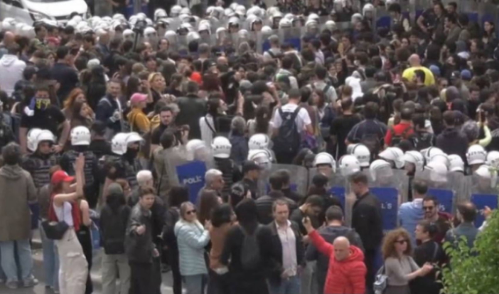 Bilgi Üniversitesi'nin kapatılmasına karşı yapılan protestoda polis müdahalesi