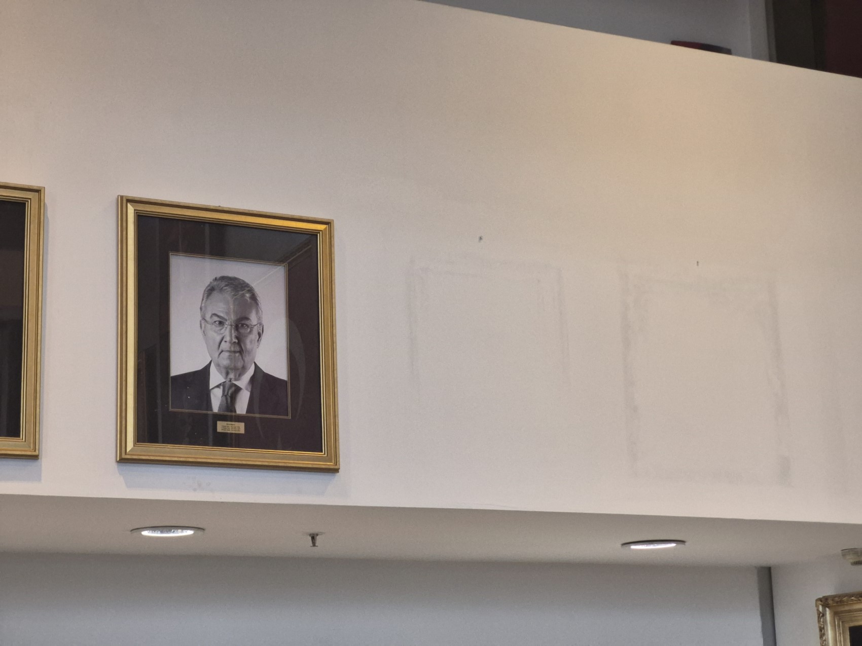 Kılıçdaroğlu'nun fotoğrafı tekrar asıldı, isimliği makam odasının kapısına takıldı