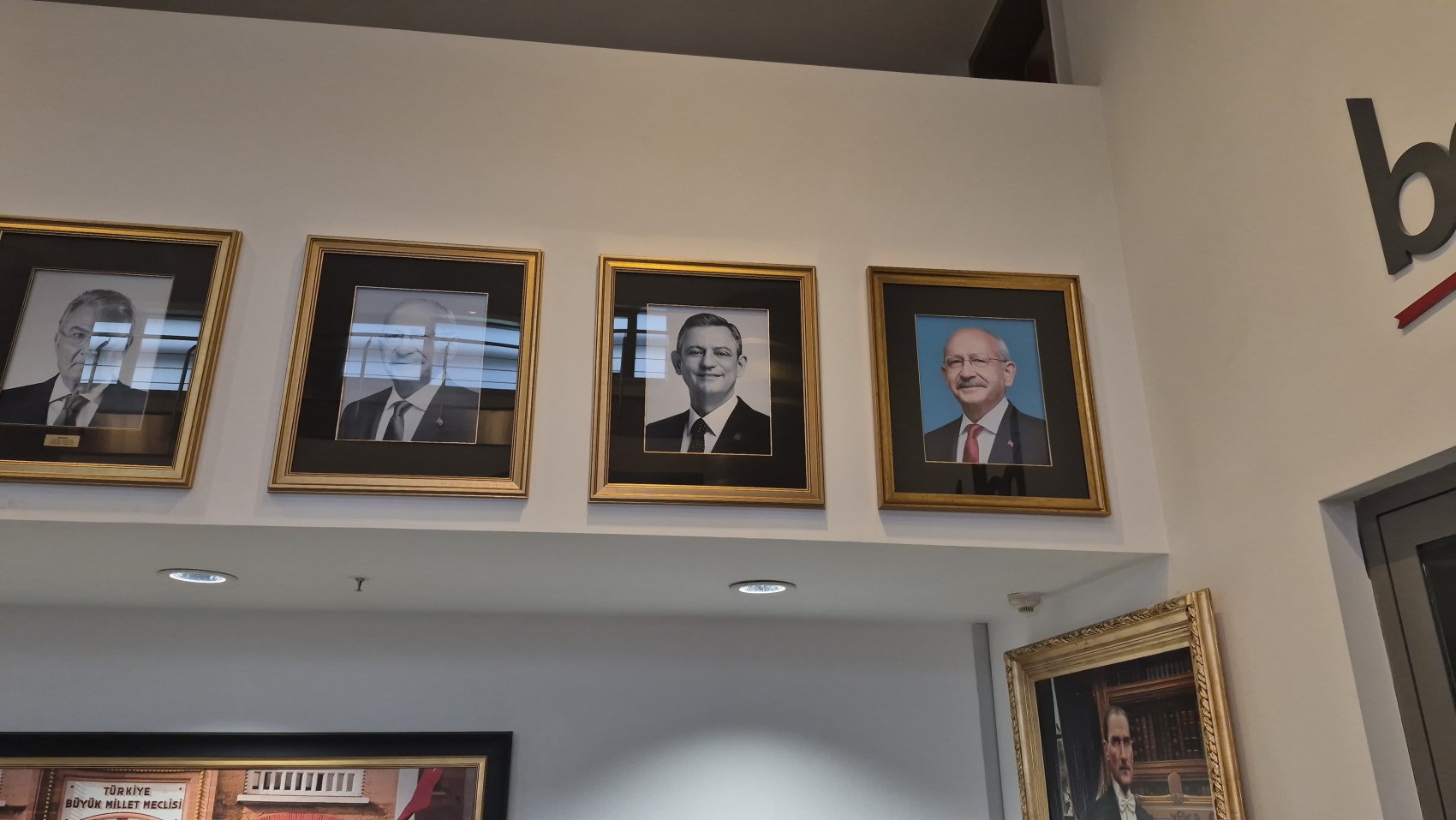 Kılıçdaroğlu'nun fotoğrafı tekrar asıldı, isimliği makam odasının kapısına takıldı