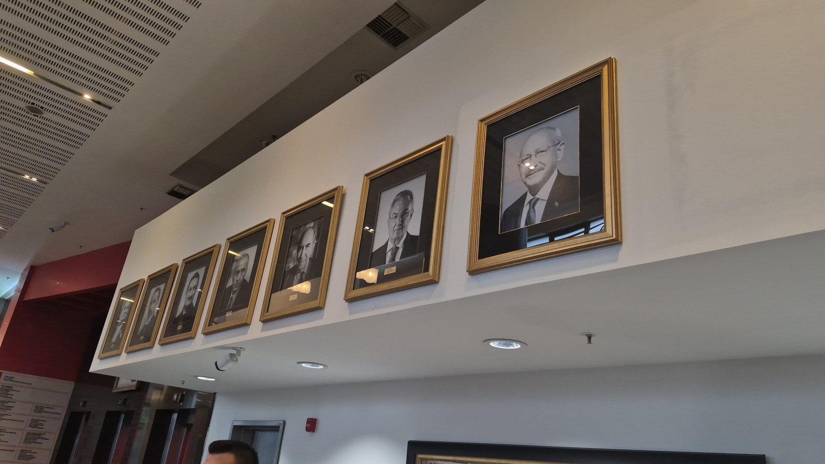 Kılıçdaroğlu'nun fotoğrafı tekrar asıldı, isimliği makam odasının kapısına takıldı