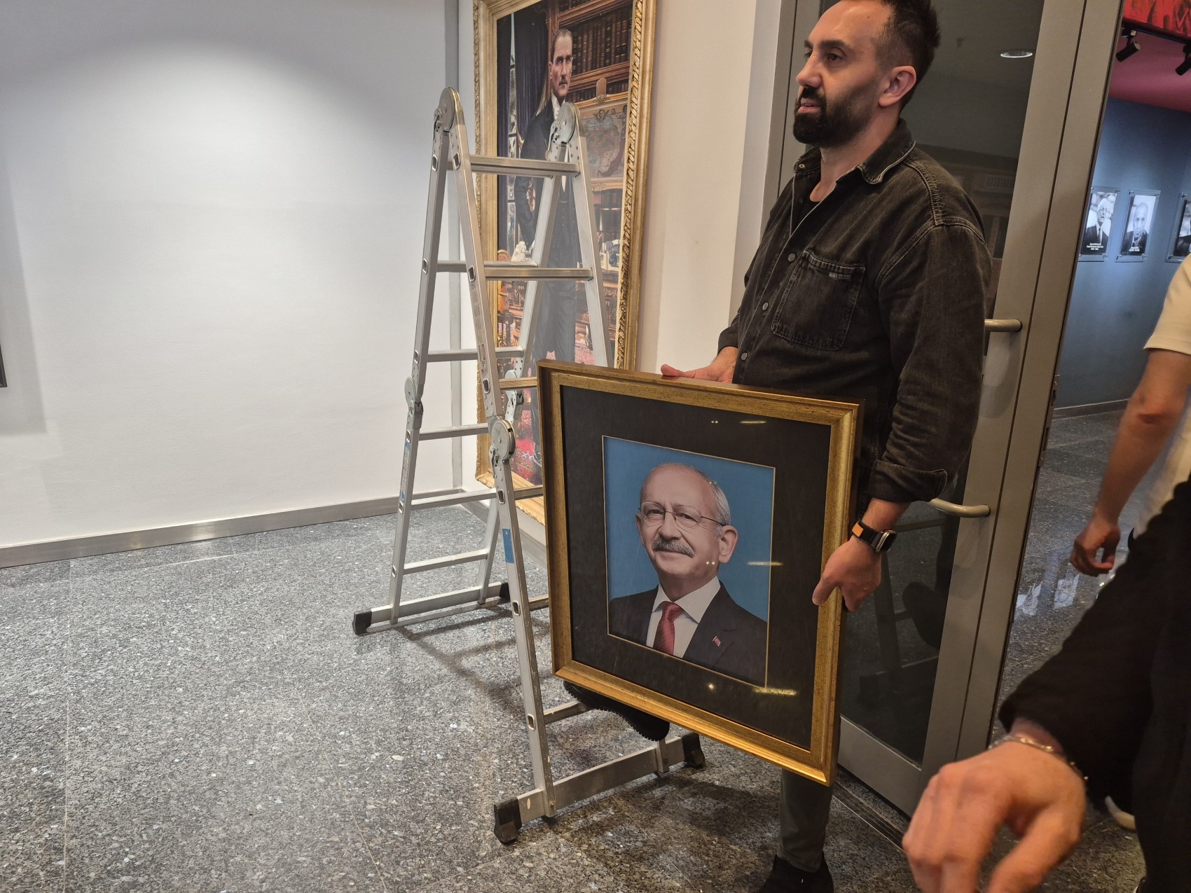 Kılıçdaroğlu'nun fotoğrafı tekrar asıldı, isimliği makam odasının kapısına takıldı