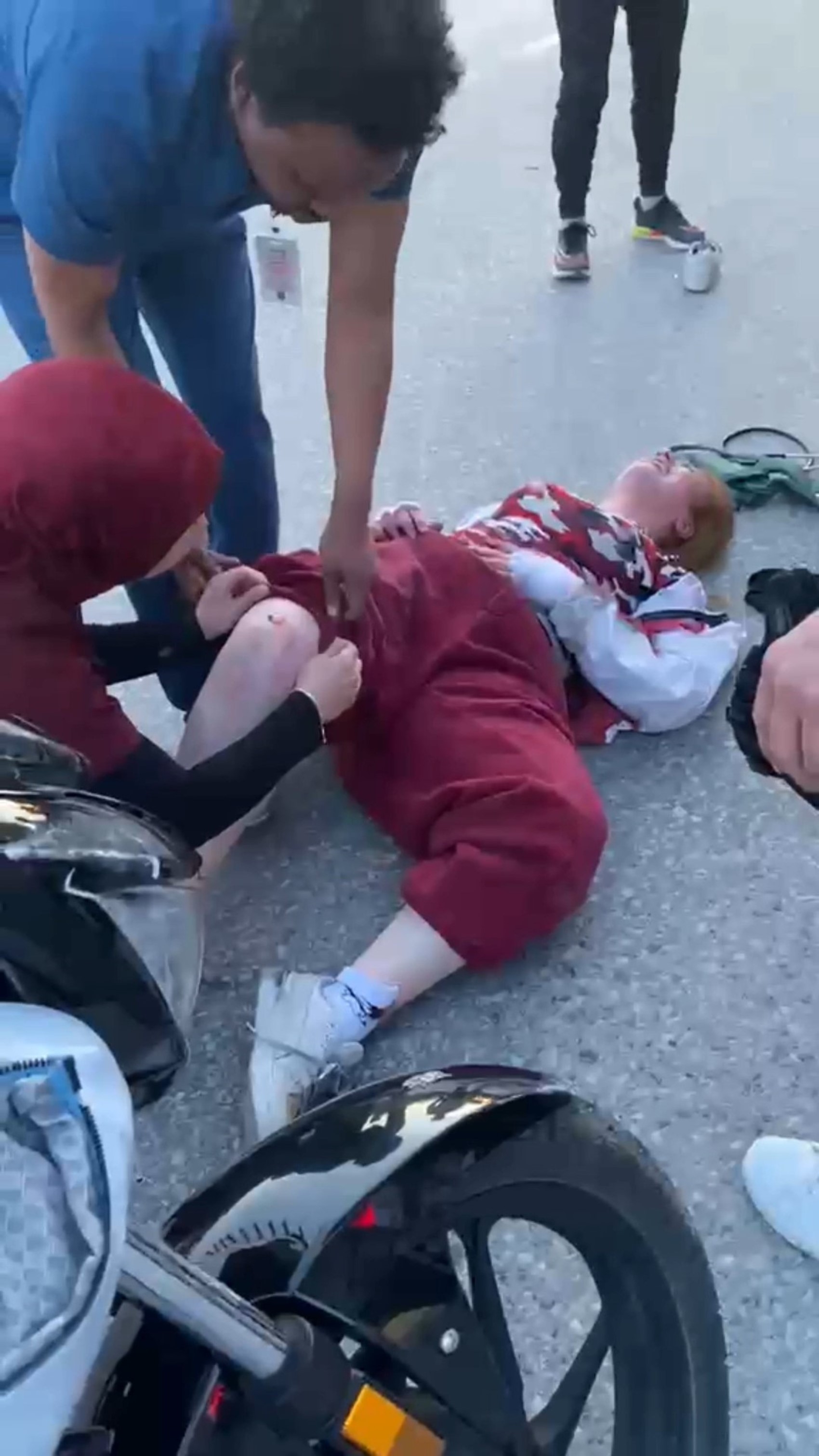 İki motosikletin çarpıştığı kazada 2 genç kız yaralandı