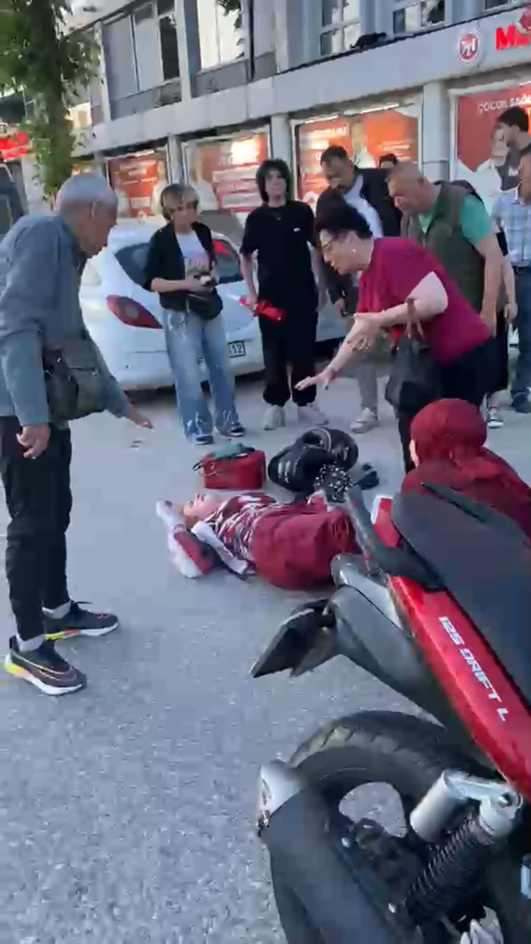İki motosikletin çarpıştığı kazada 2 genç kız yaralandı