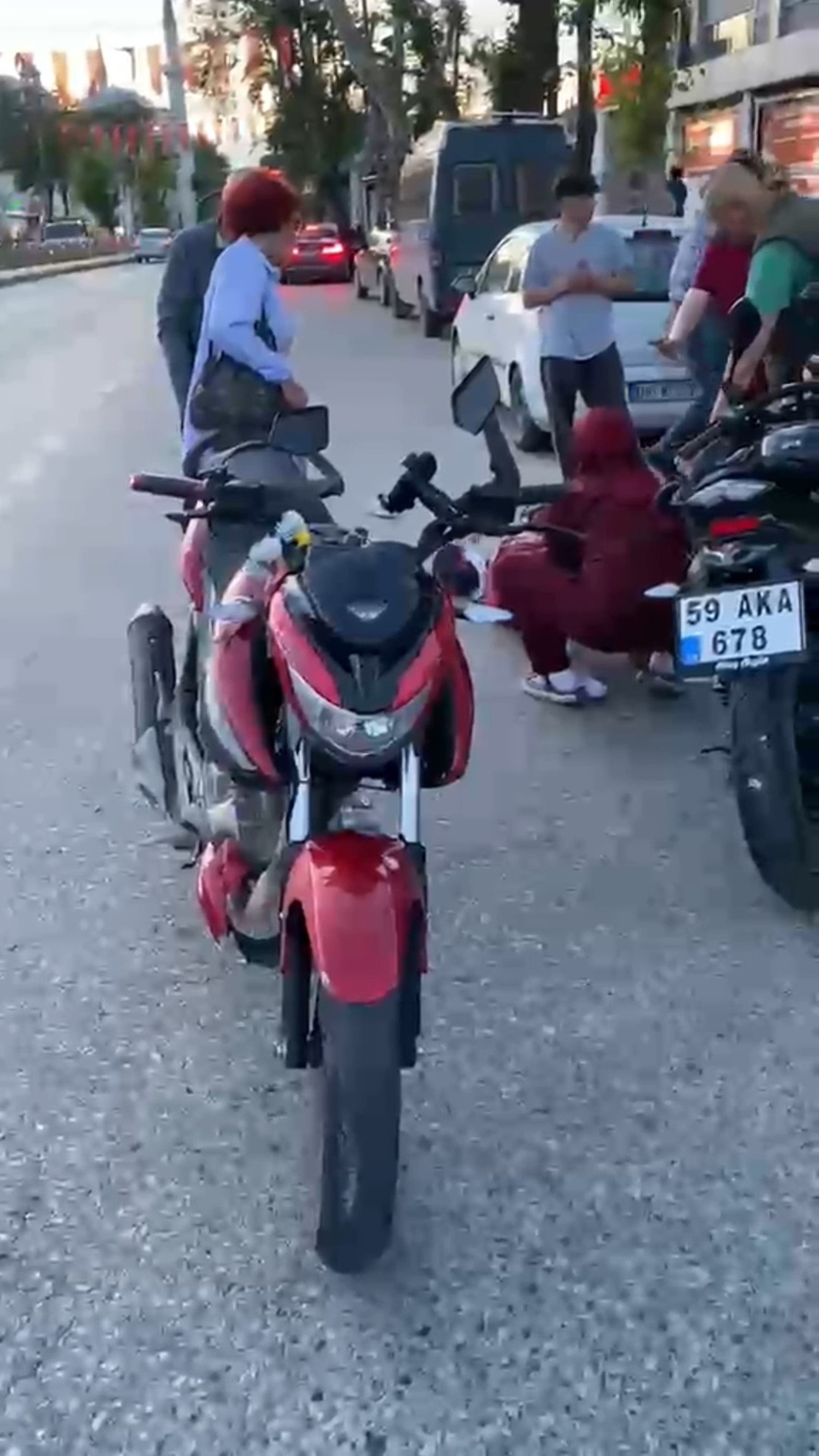 İki motosikletin çarpıştığı kazada 2 genç kız yaralandı