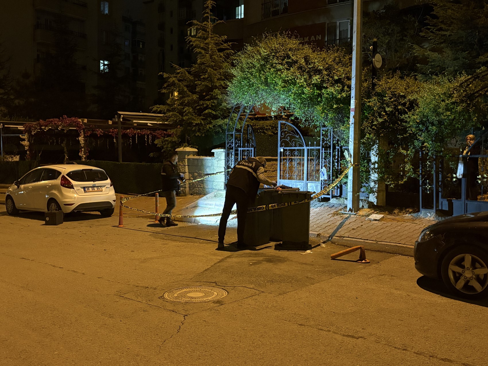Darp edilen kadını kurtarmaya çalışan kardeşler bıçaklandı