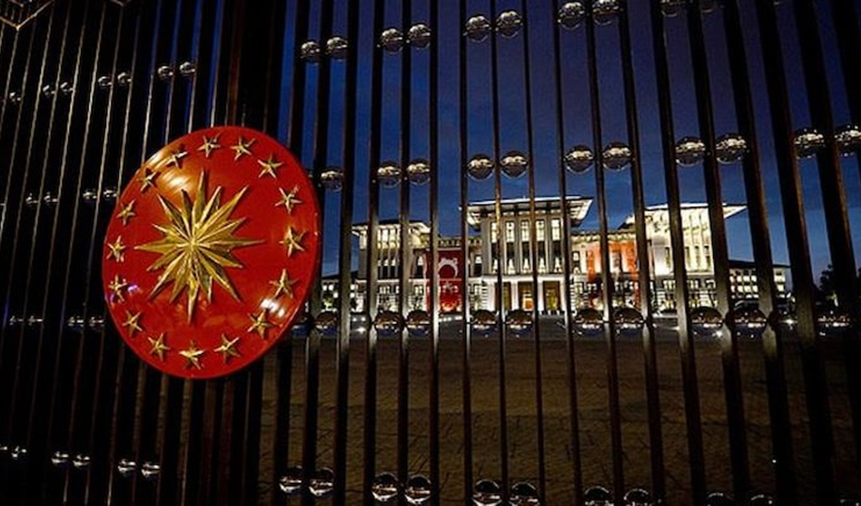 Saray'dan o bakana sosyal medyada tepki