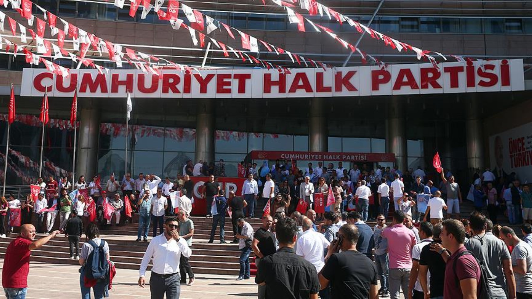 CHP'de Kurultay senaryosu netleşiyor: Kılıçdaroğlu cephesinde bahane hazır
