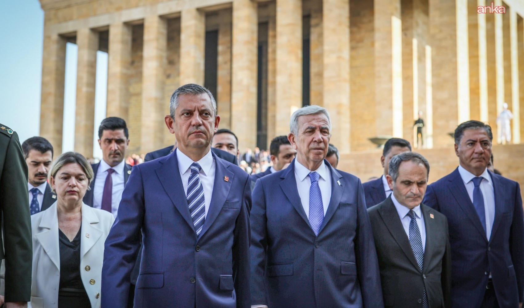 Mansur Yavaş, Özgür Özel ve beraberindeki heyet Anıtkabir’de yürürken görülüyor.