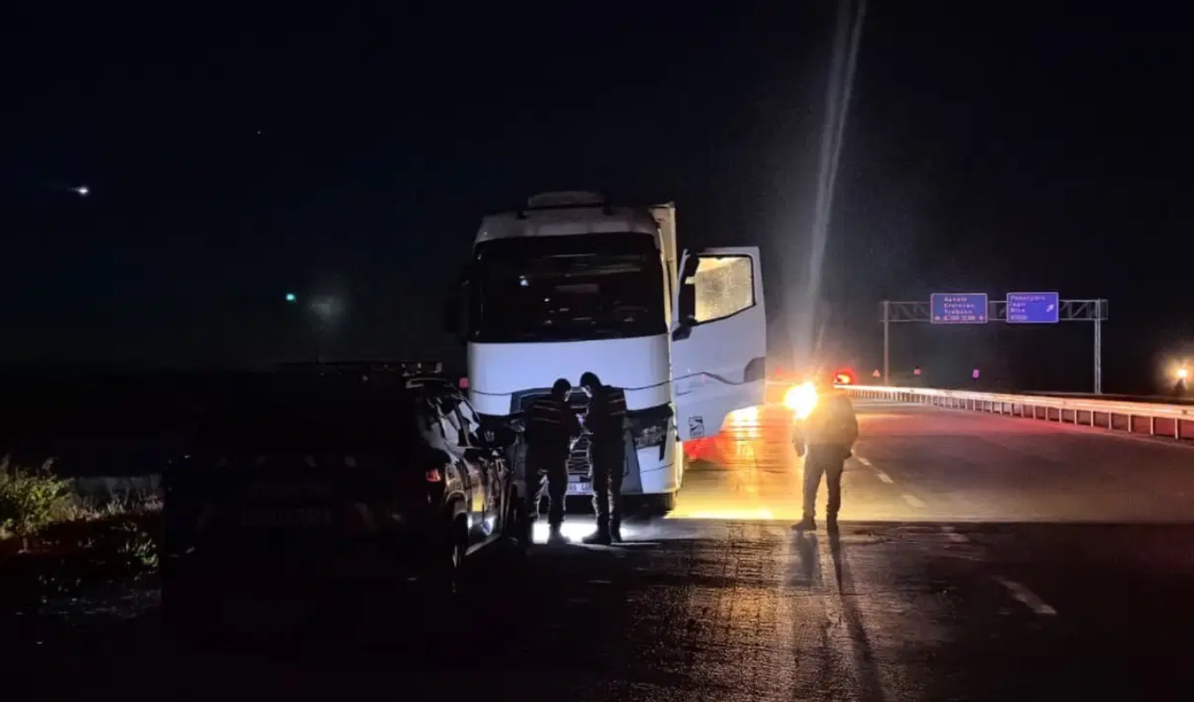 Park halindeki TIR'da bir kişinin cansız bedeni bulundu