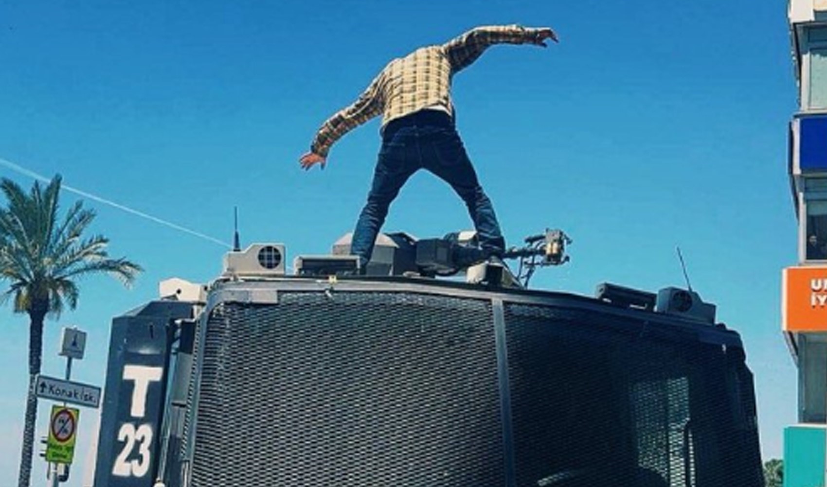 Özgür Özel'in İzmir mitinginde TOMA'ya çıkan öğretmen görevden uzaklaştırıldı: Valilik açıkladı