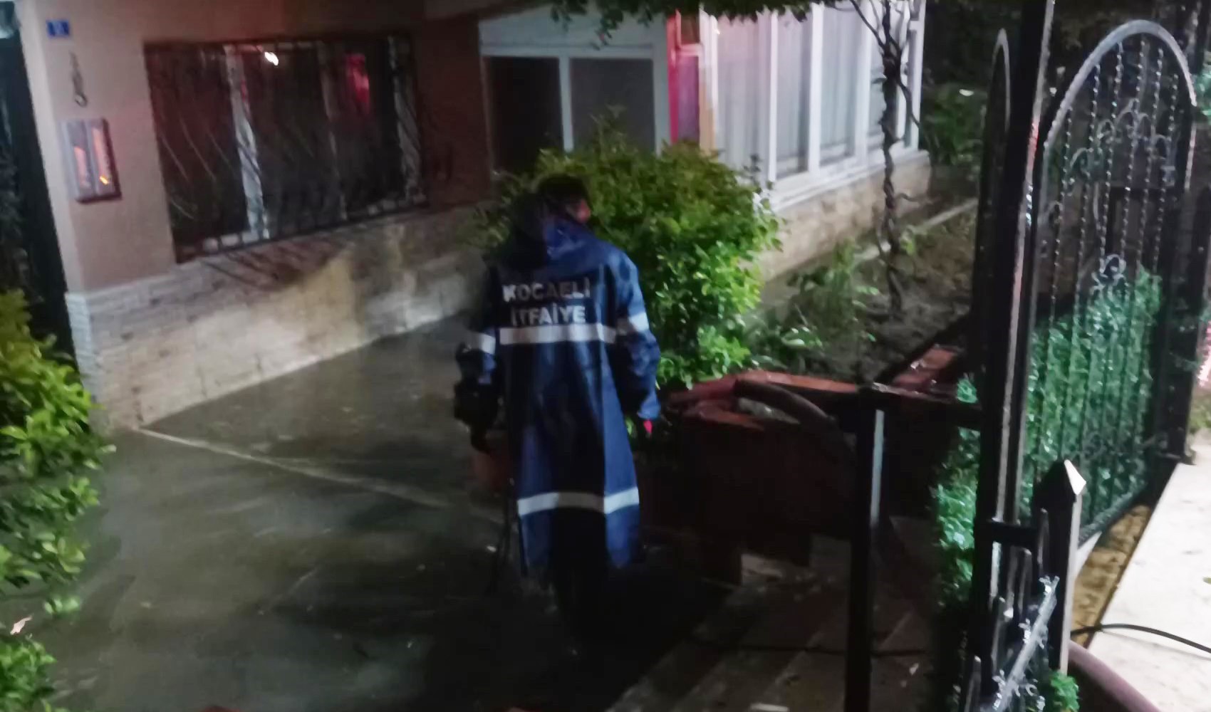 Kocaeli'de sağanak etkili oldu: Ev ve iş yerlerini su bastı