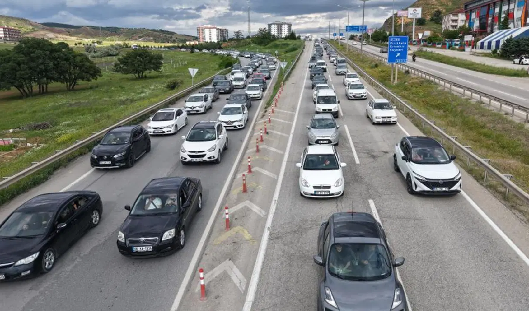 Tatilden dönüşler başladı, yollar kilitlendi