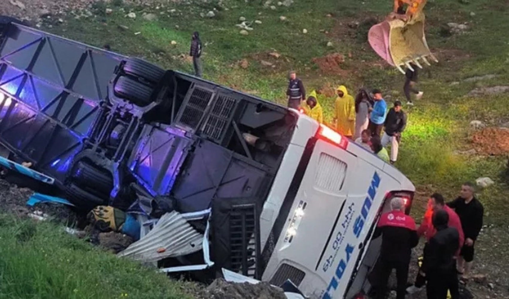 Otobüs şarampole devrildi! 4 kişi hayatını kaybetti