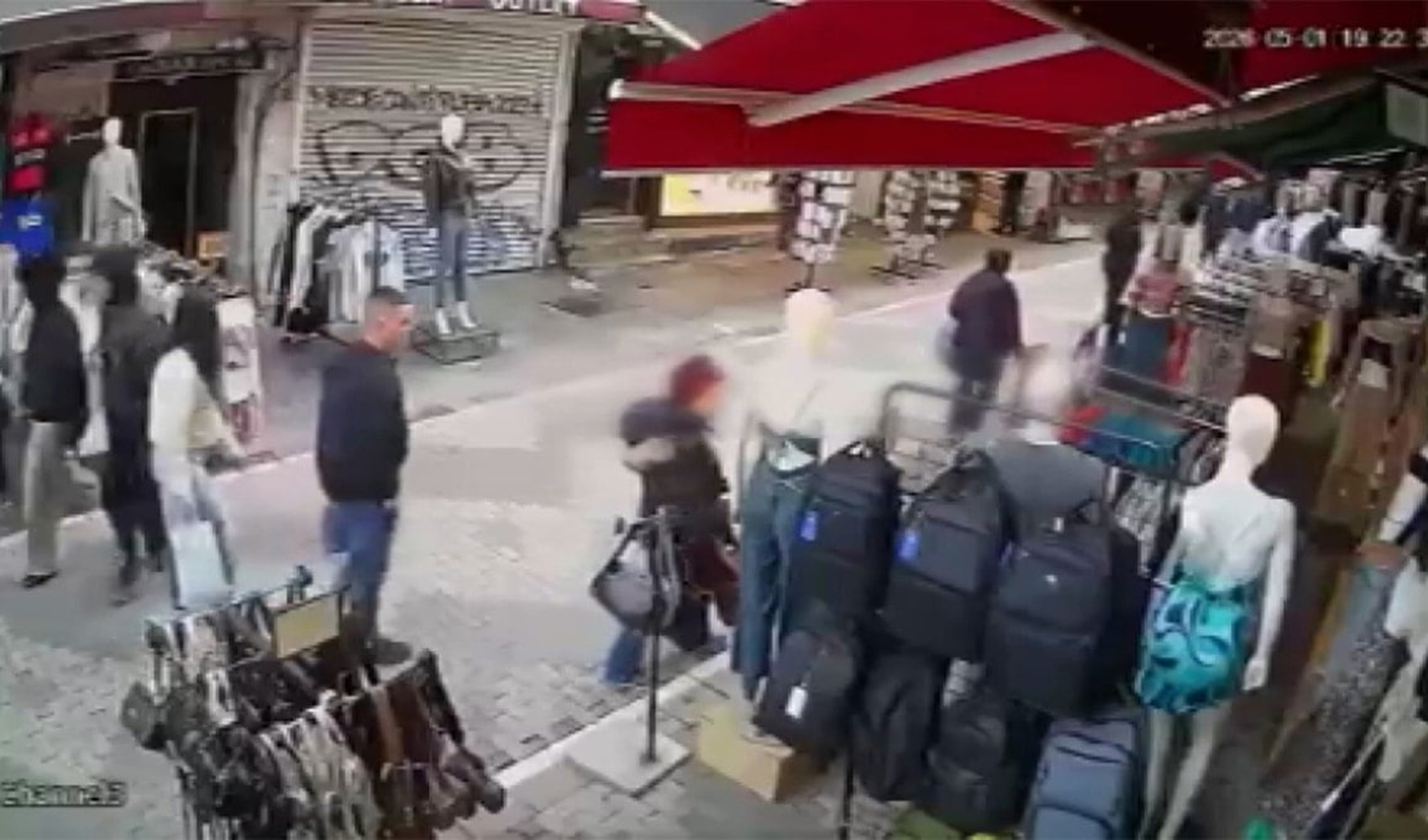 Kadıköy’de mağaza önünden çanta hırsızlığı: Güvenlik kamerası anbean kaydetti
