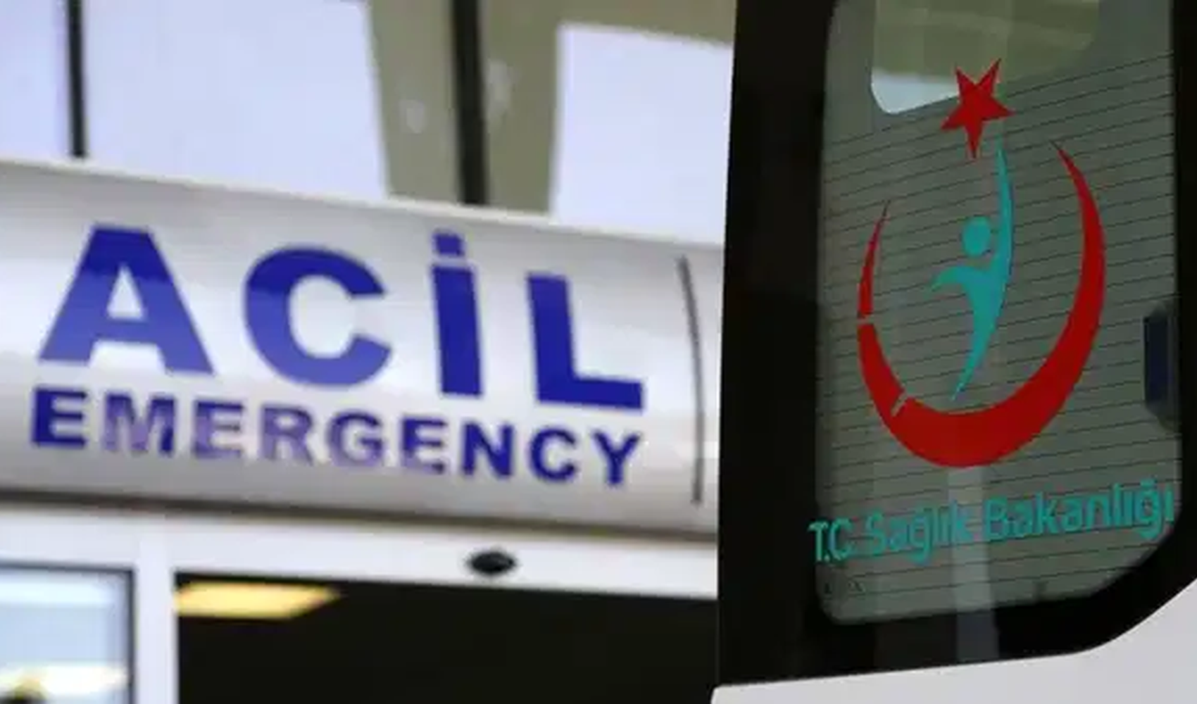 Havaya açılan ateş, duvardan sekip bir kişinin başına isabet etti