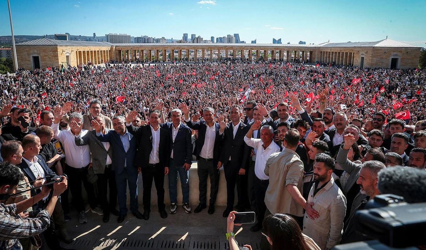 Özgür Özel'in mitingine kaç milletvekili katıldı? İsimler belli oldu...