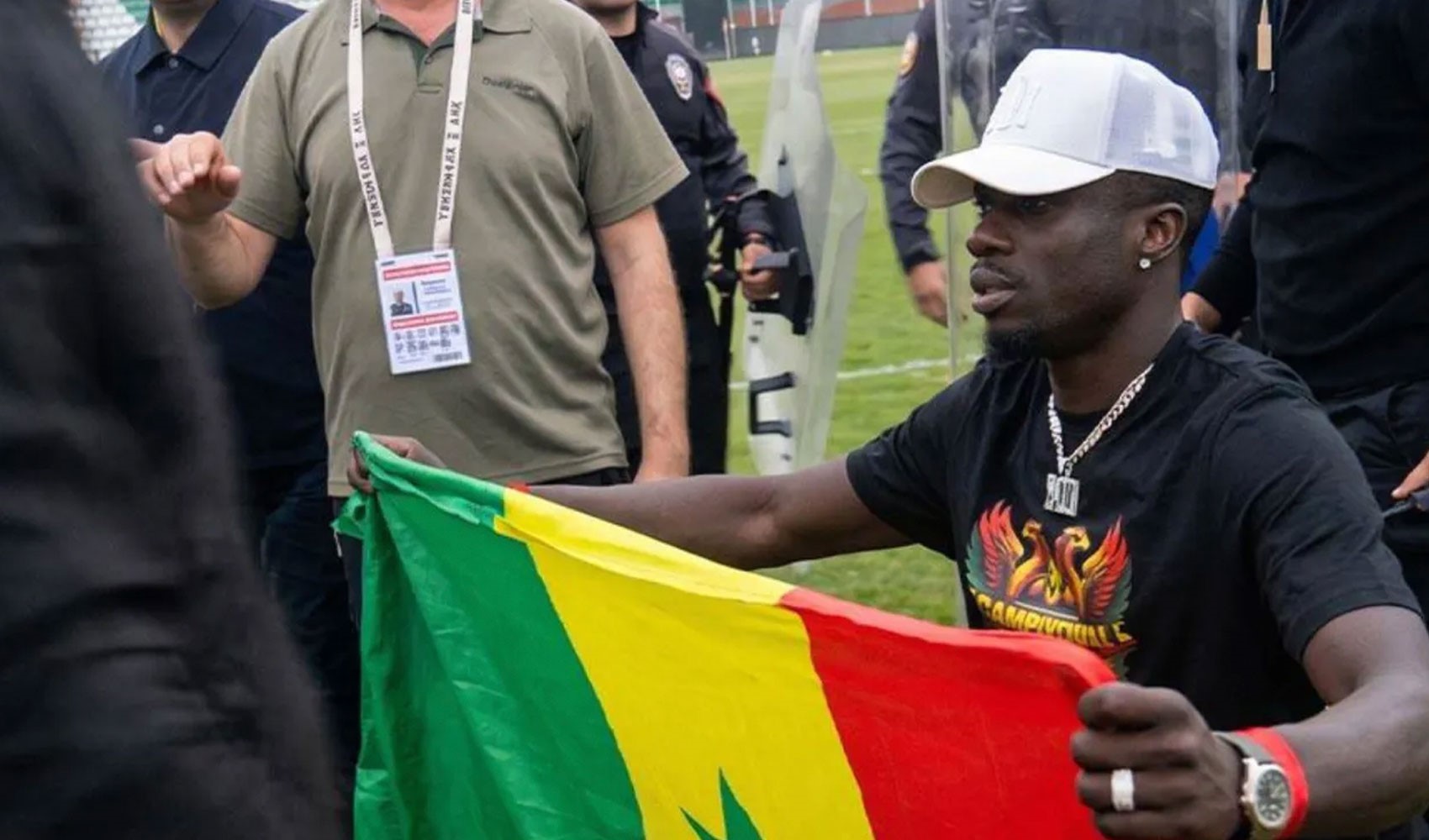 Senegal bayrağı açan Amedsporlu Diagne'ye müdahale