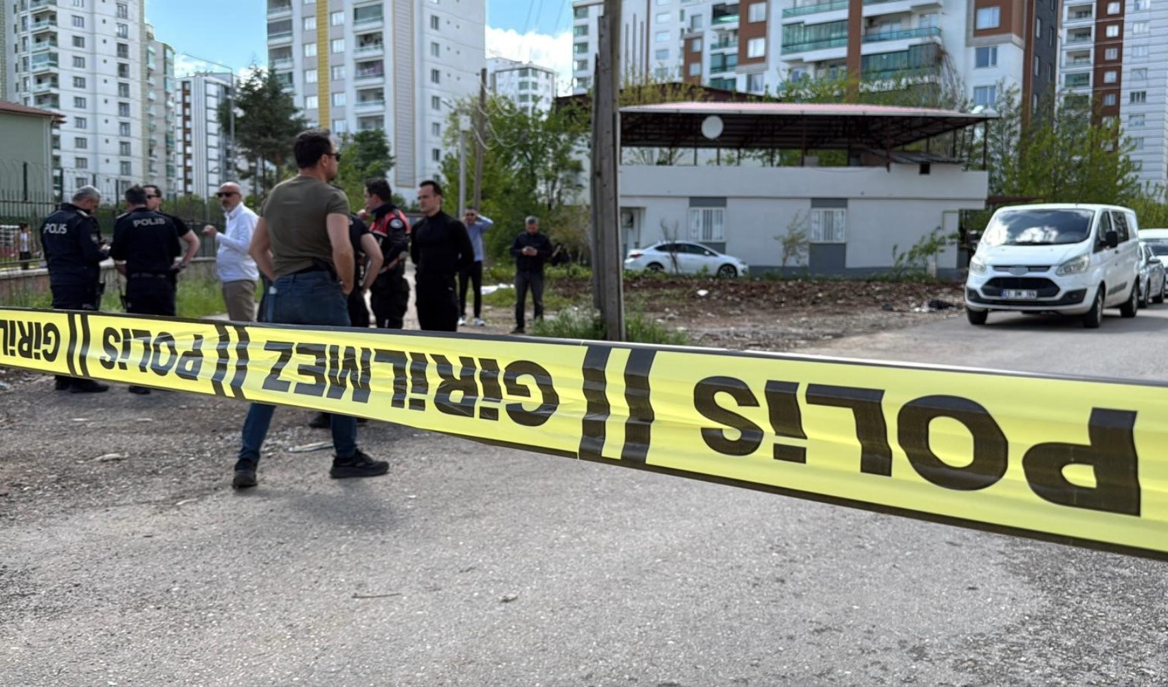 Okul çevresinde peş peşe silah sıkıldı