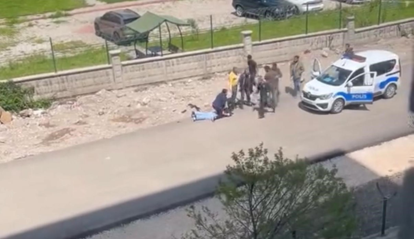 Okul çevresinde peş peşe silah sıkıldı