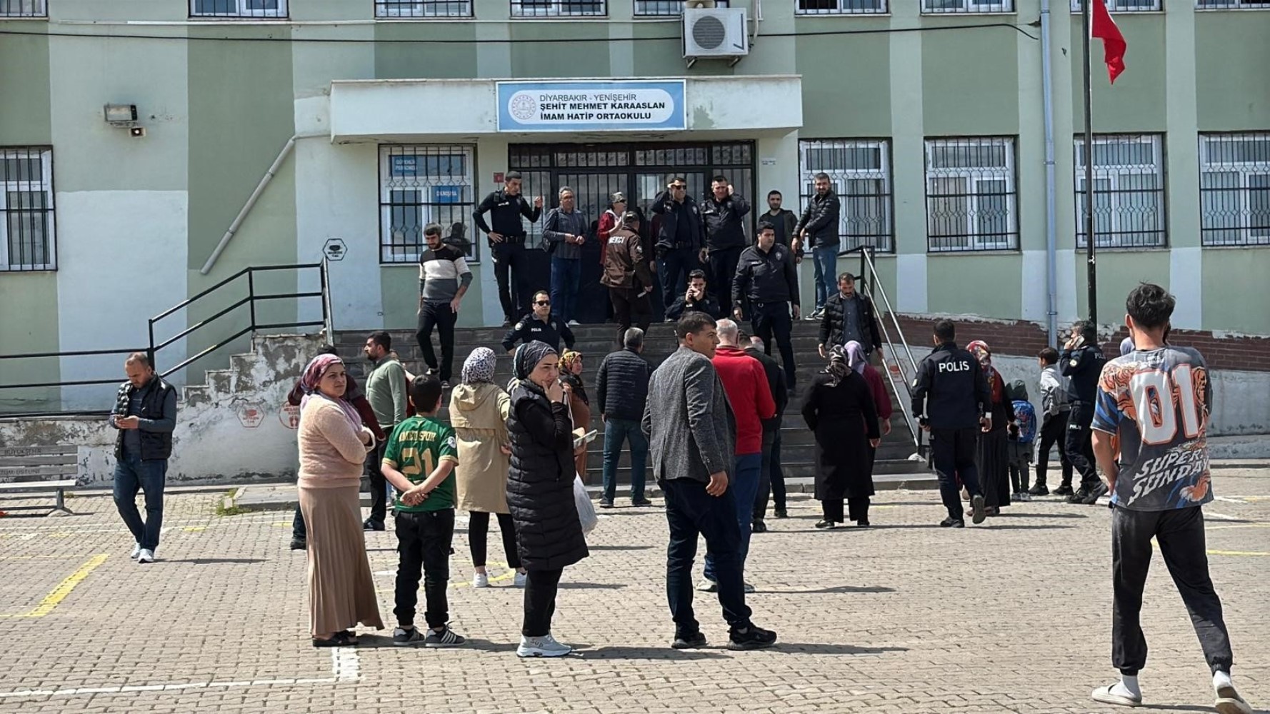 Okul çevresinde peş peşe silah sıkıldı