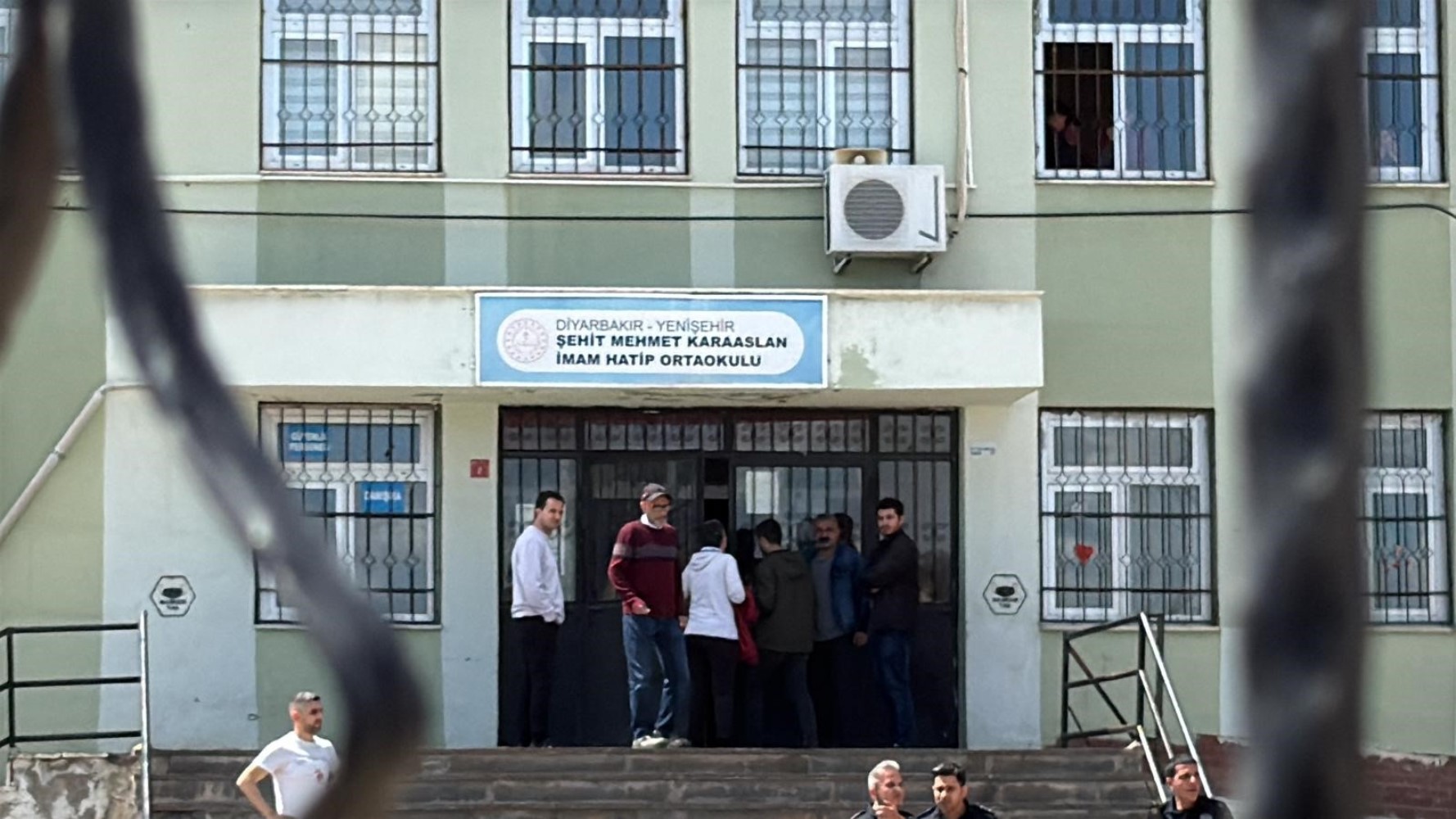 Okul çevresinde peş peşe silah sıkıldı
