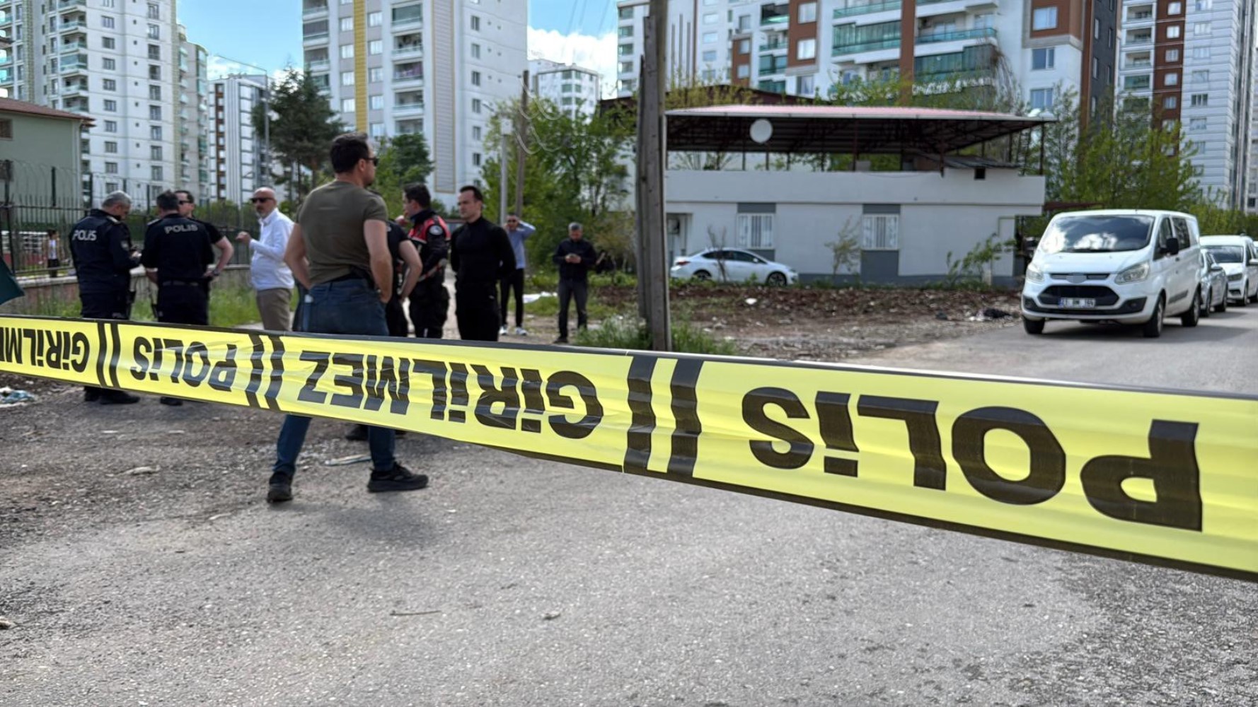 Okul çevresinde peş peşe silah sıkıldı