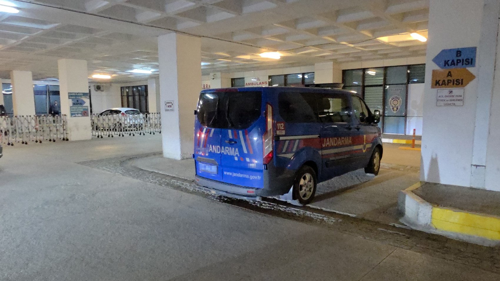 Askeri araç duvara çarptı