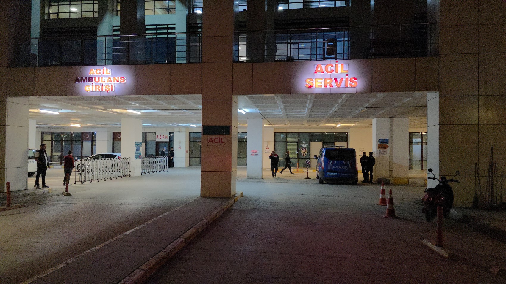Askeri araç duvara çarptı