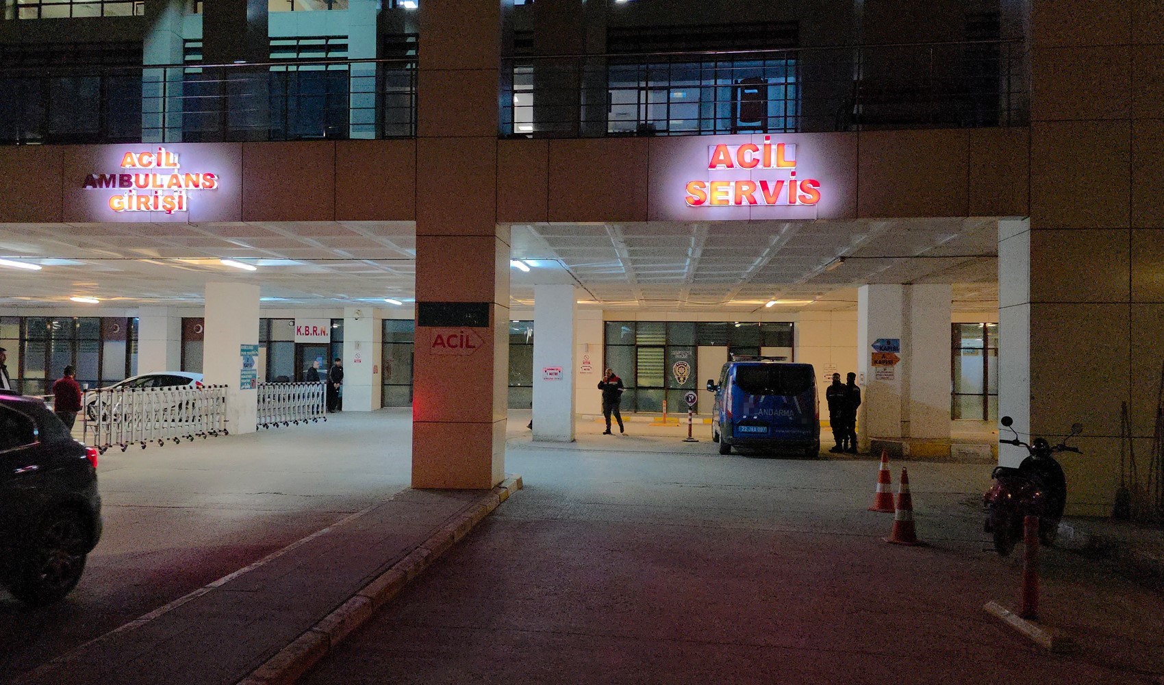Askeri araç duvara çarptı