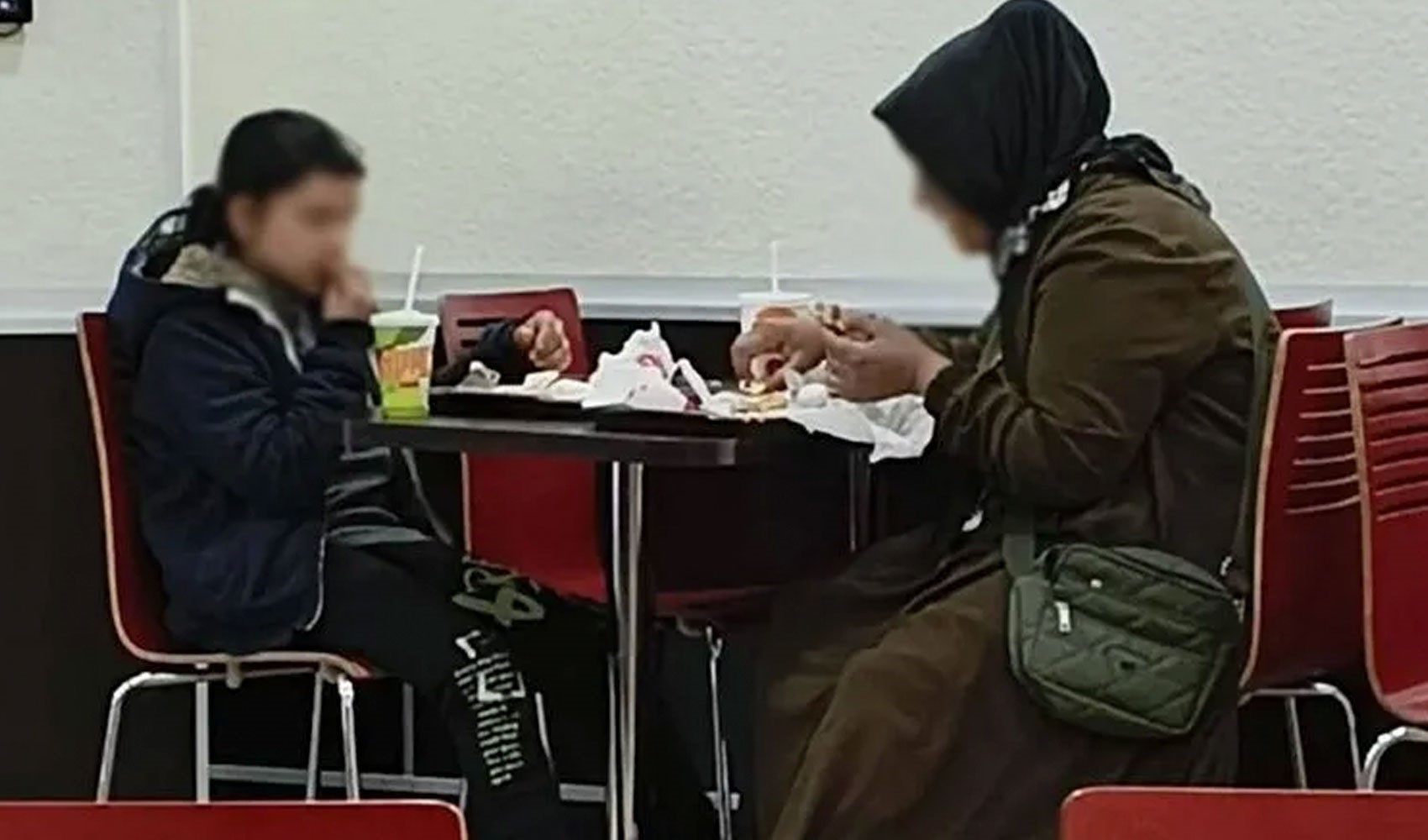 Anne-kızı restorana almayan fast food zincirine inceleme