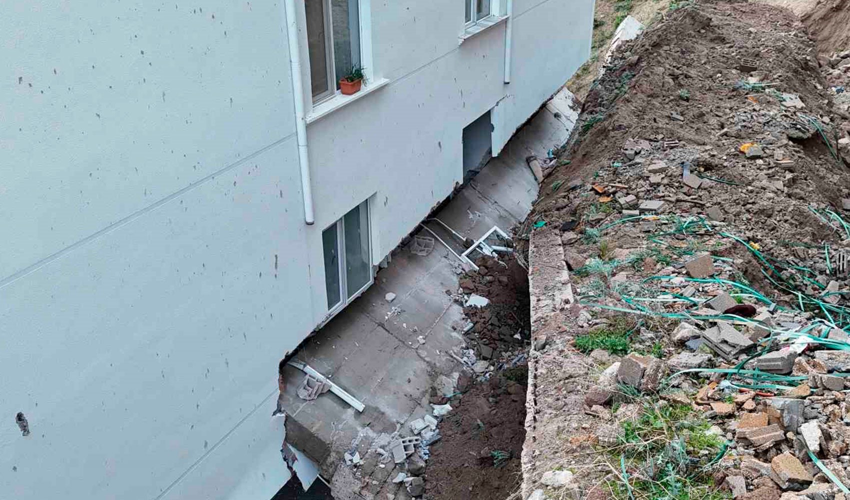 Nevşehir’de istinat duvarı çöktü: 10 daire tahliye edildi