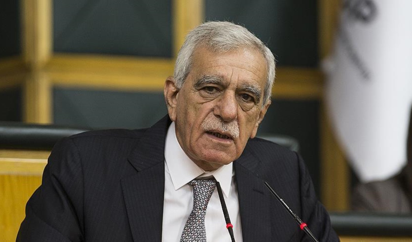Ahmet Türk yerine atanan kayyum ile tribünde buluştu