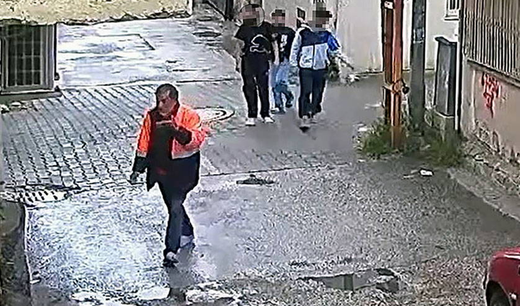 Evsiz adamı darp eden üç çocuktan biri hakkında ev hapsi kararı