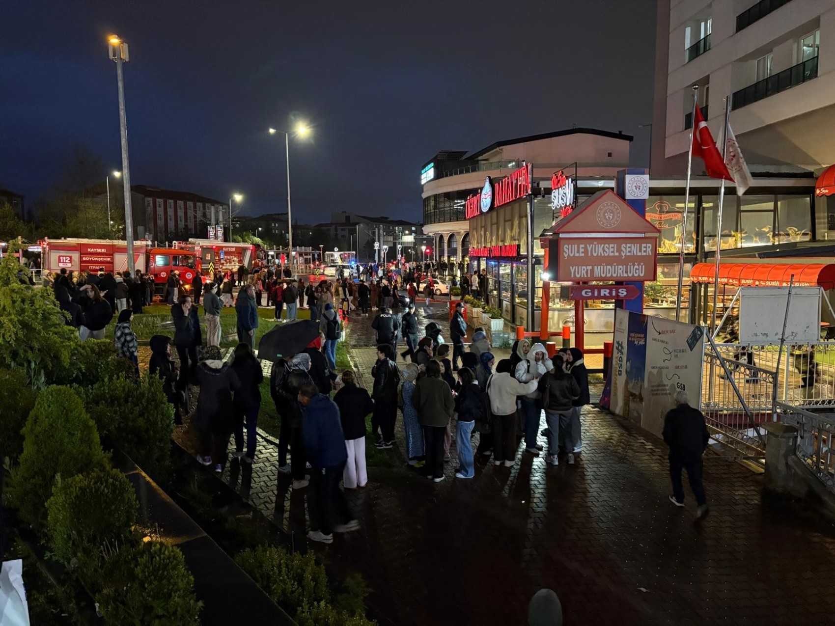 Öğrenci yurdundaki yangın paniğe neden oldu