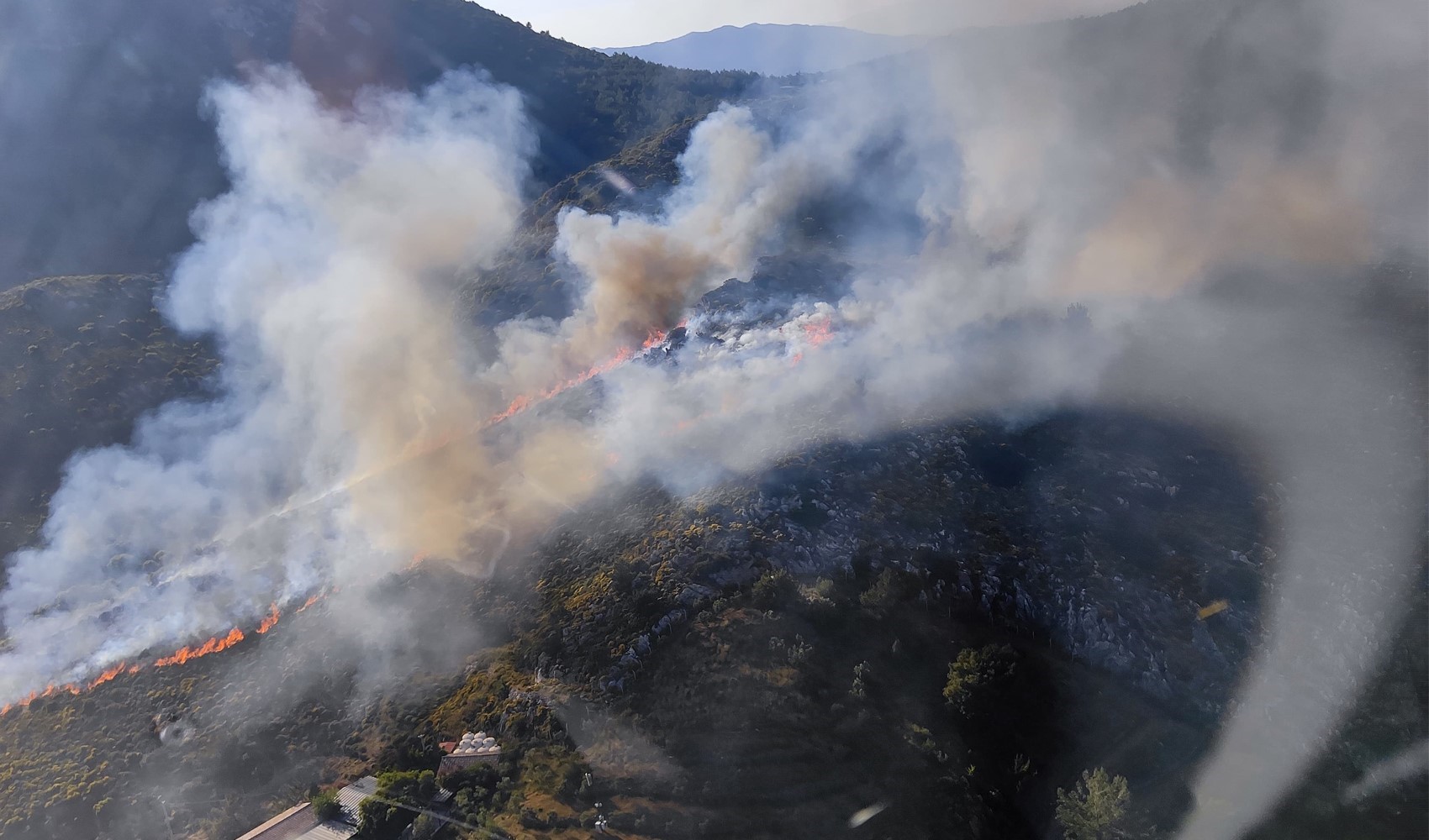 Marmaris'te orman yangını: Bölgeye çok sayıda hava ve kara unsuru sevk edildi
