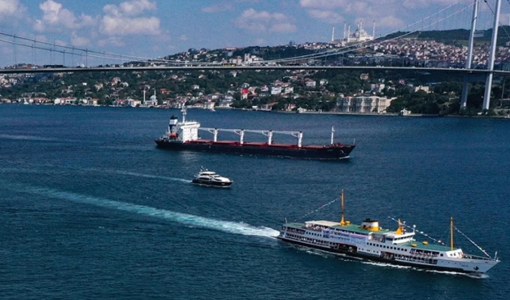 İstanbul Boğazı'nda gemi trafiği, makine arızası nedeniyle askıya alındı