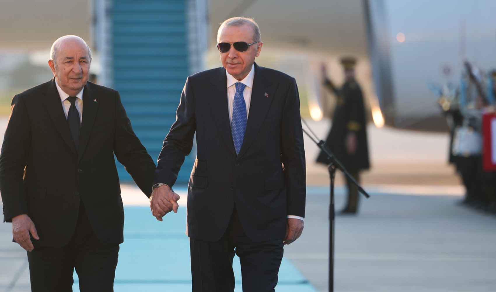 Erdoğan o ismi uçağın kapısında karşıladı