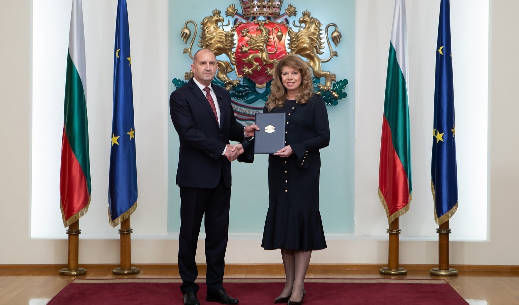 Bulgaristan'da seçimlerin galibi Radev'e hükümeti kurma görevi verildi