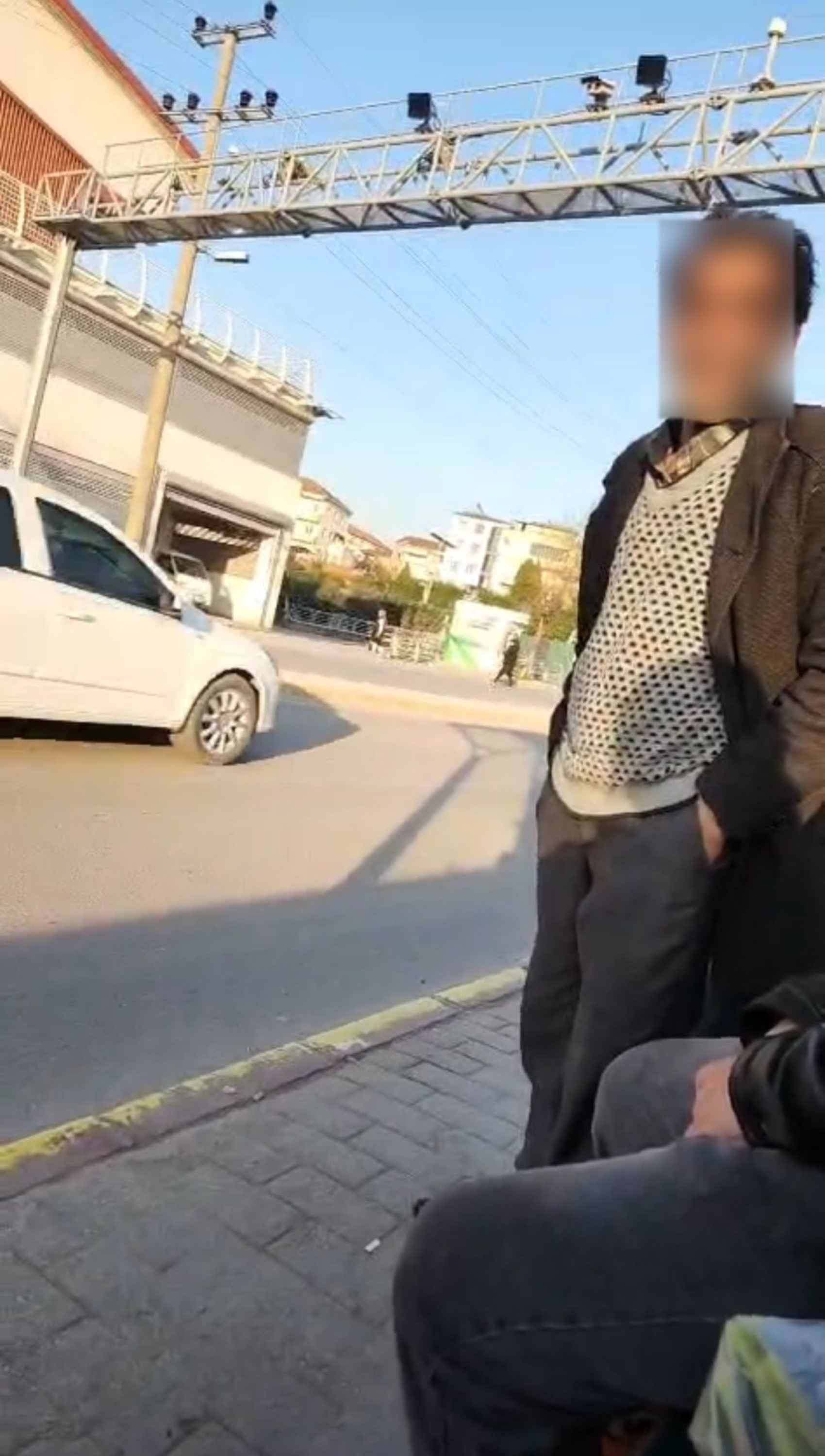 Genç kadın durakta tacizciyi saniye saniye kaydetti: Ben hovardayım, hovarda