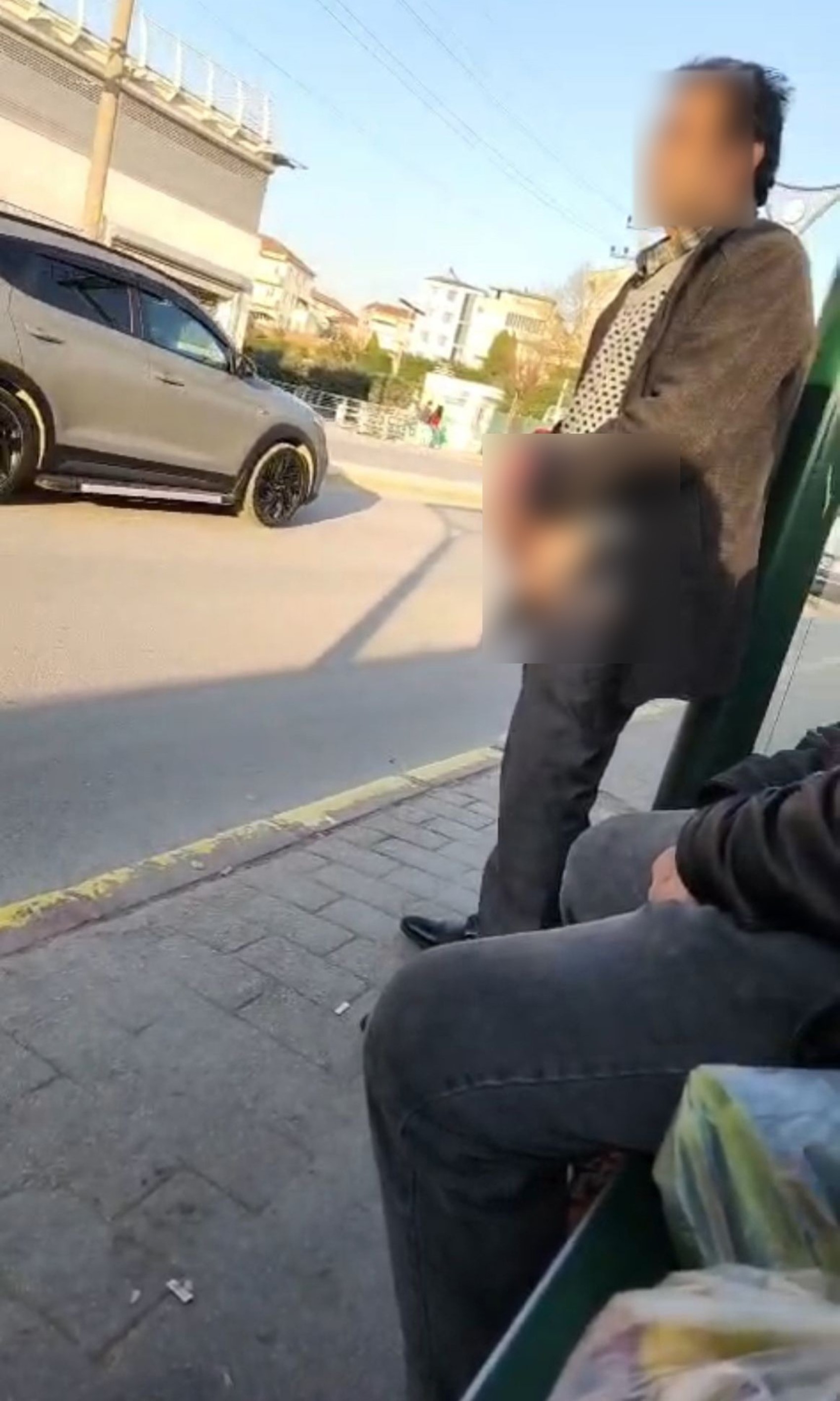 Genç kadın durakta tacizciyi saniye saniye kaydetti: Ben hovardayım, hovarda