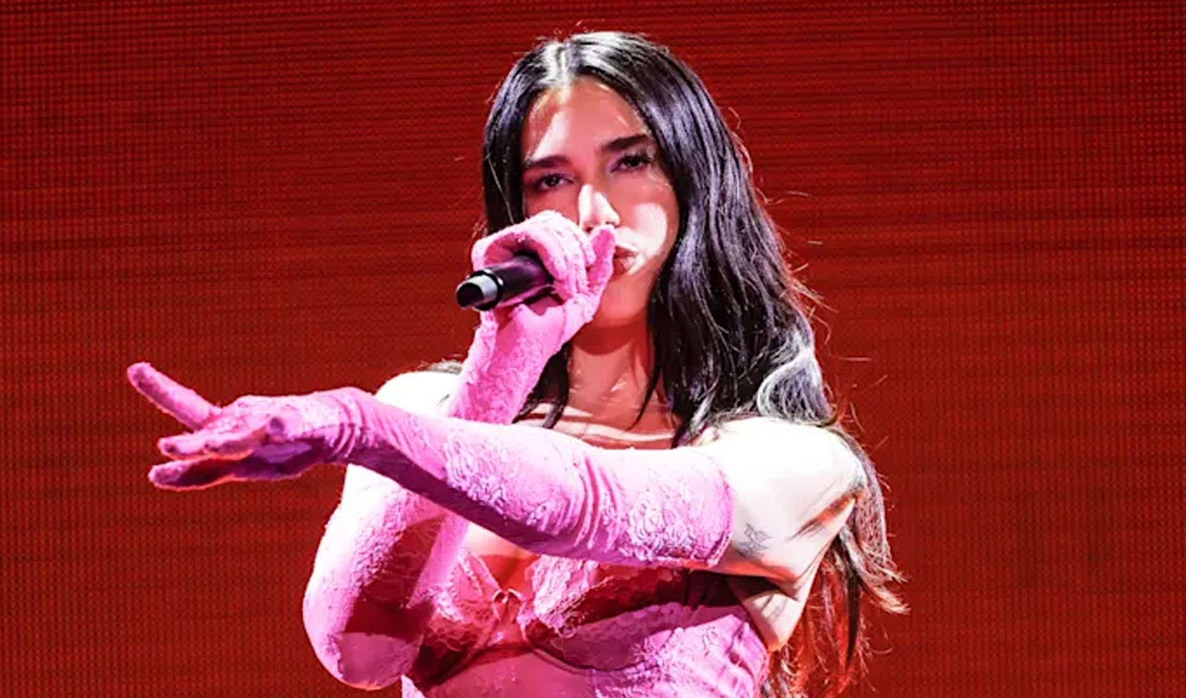 Galatasaray 4 şarkı için Dua Lipa'ya servet teklif etti