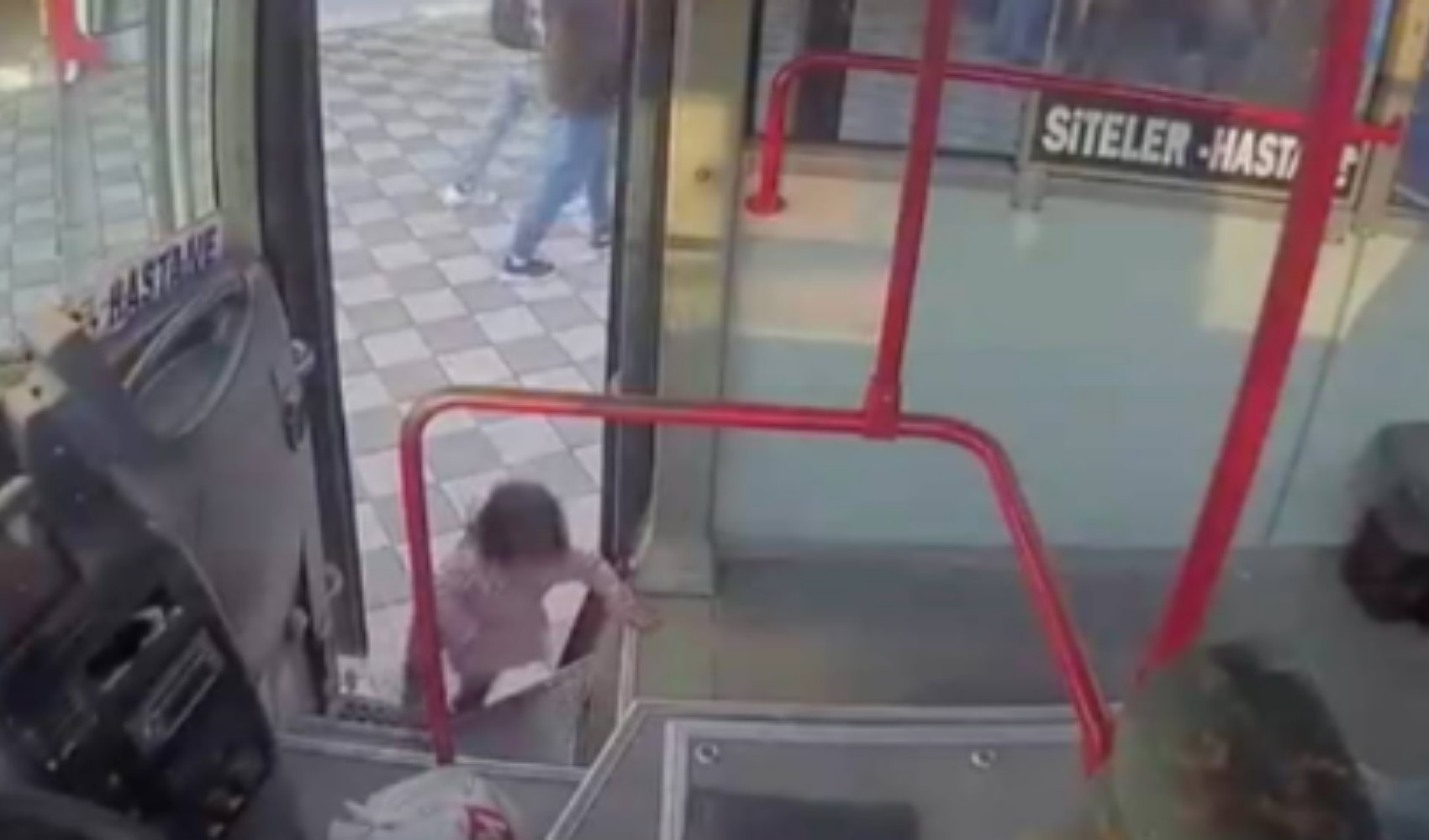 Durakta unutulan 2 yaşındaki çocuk tek başına otobüse bindi
