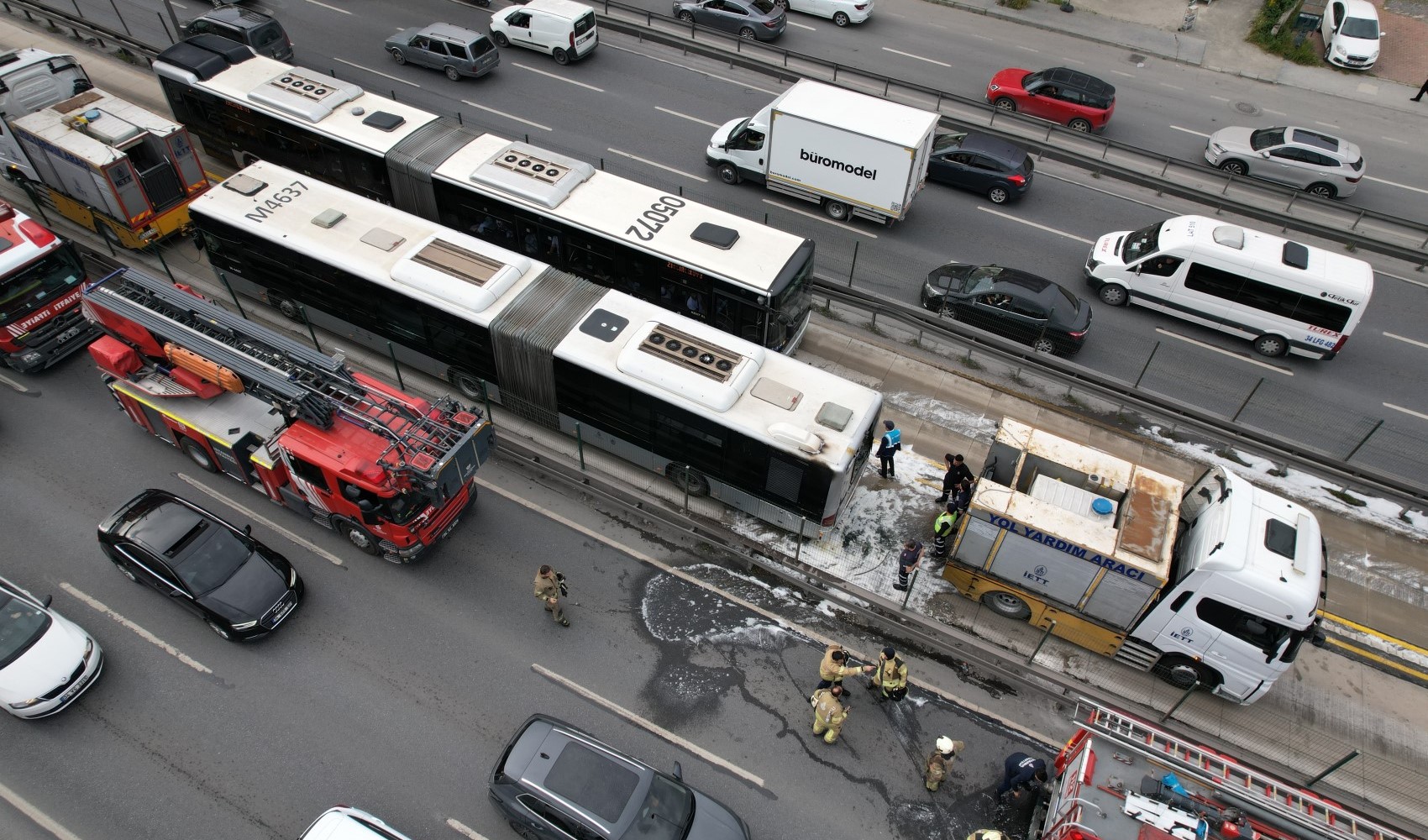Metrobüste yangın: Dumanlar yükseldi, yolcular tahliye edildi