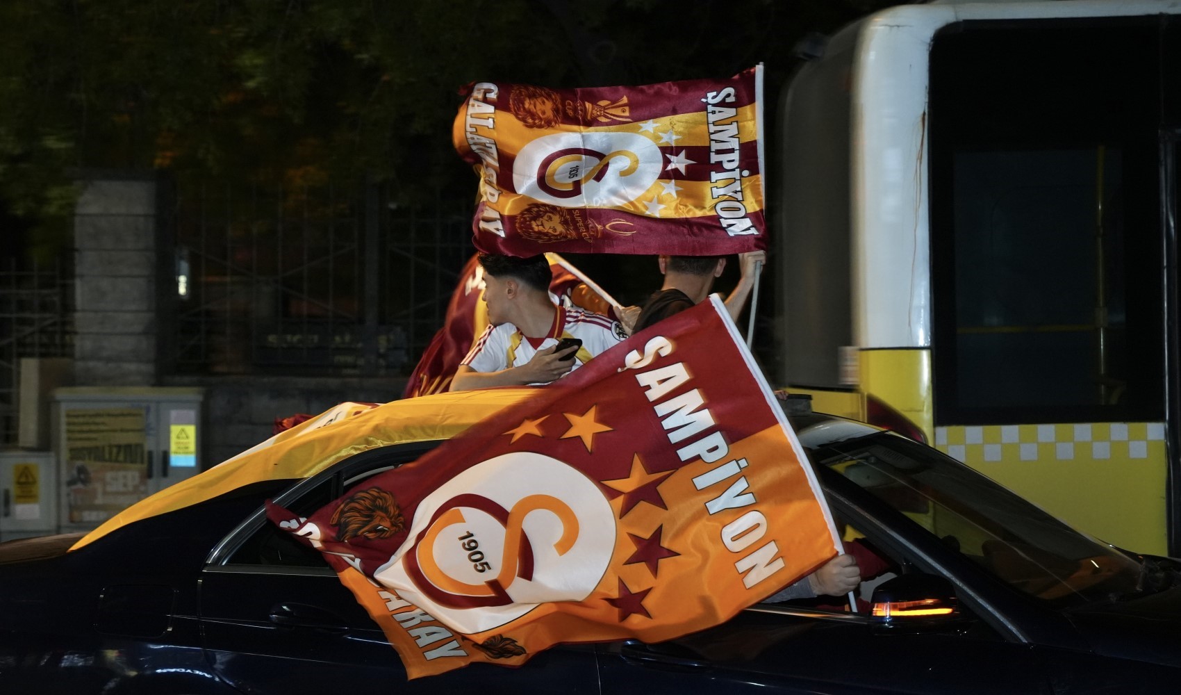 Galatasaray taraftarı şampiyonluğu sokaklarda kutladı