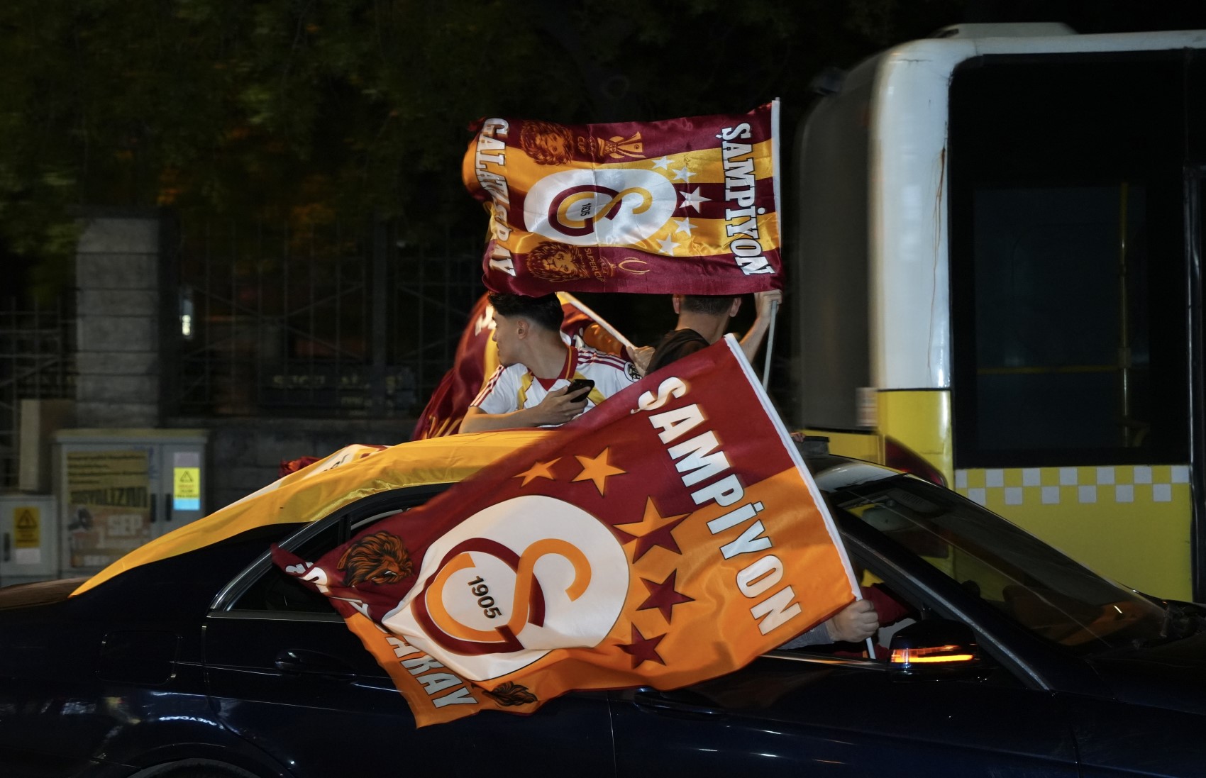 Galatasaray taraftarı şampiyonluğu sokaklarda kutladı: Bayrağını kapan konvoya katıldı