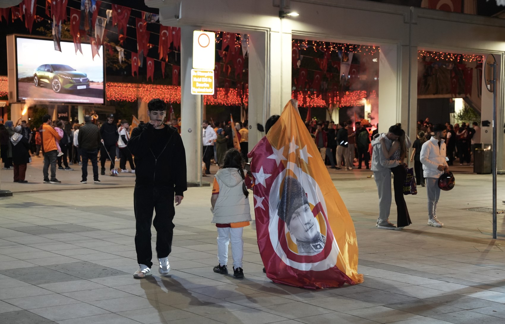Galatasaray taraftarı şampiyonluğu sokaklarda kutladı: Bayrağını kapan konvoya katıldı