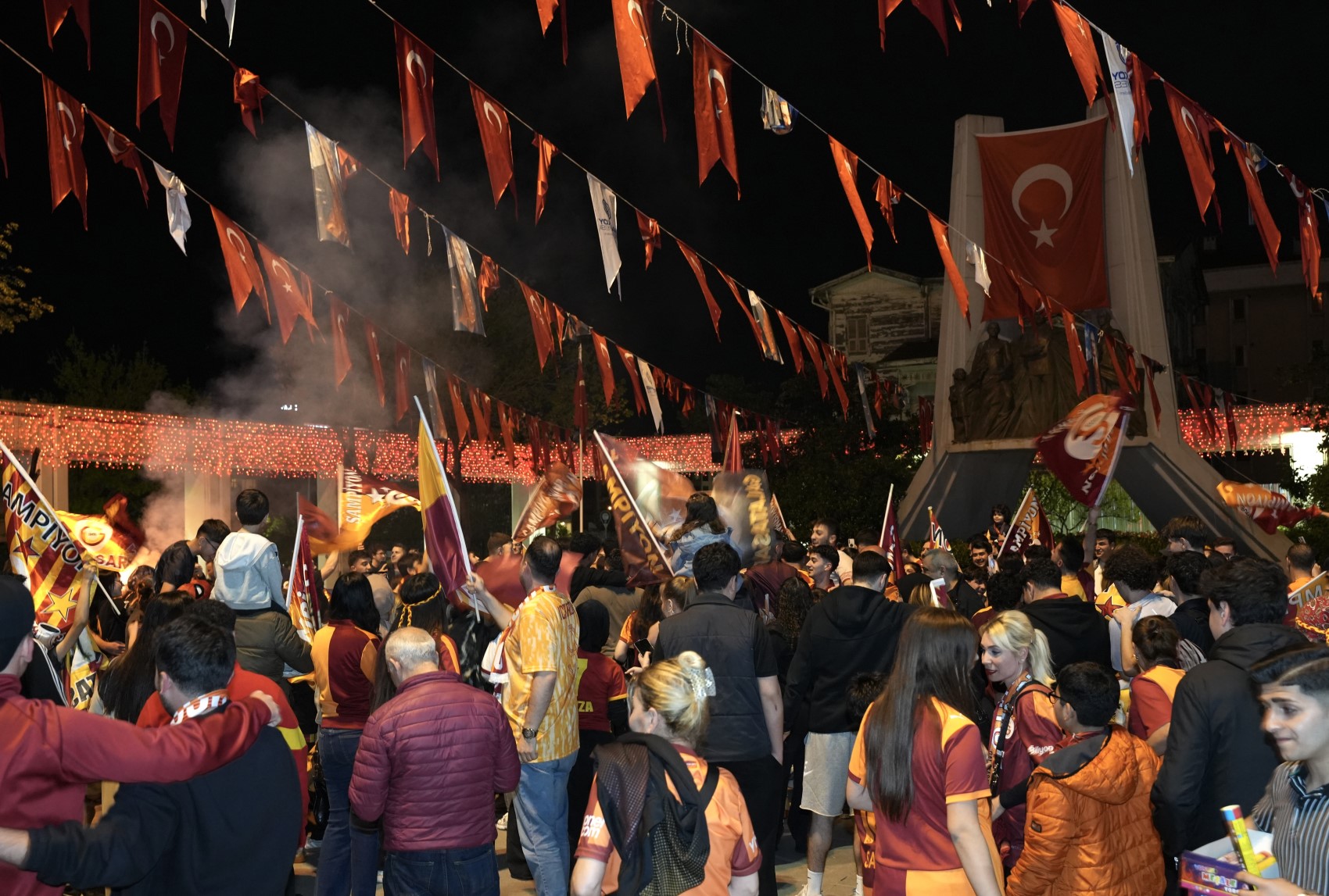 Galatasaray taraftarı şampiyonluğu sokaklarda kutladı: Bayrağını kapan konvoya katıldı